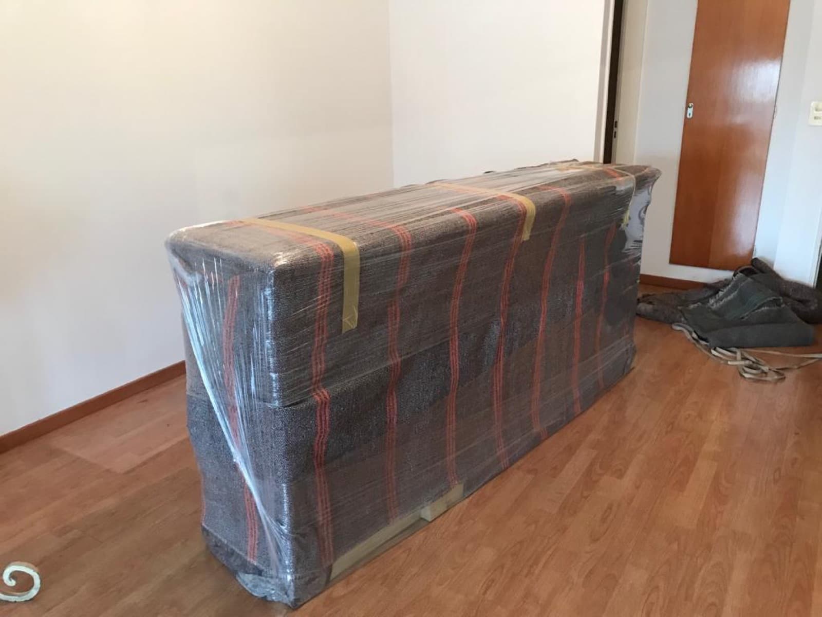 Mueble embalado con mantas y film stretch