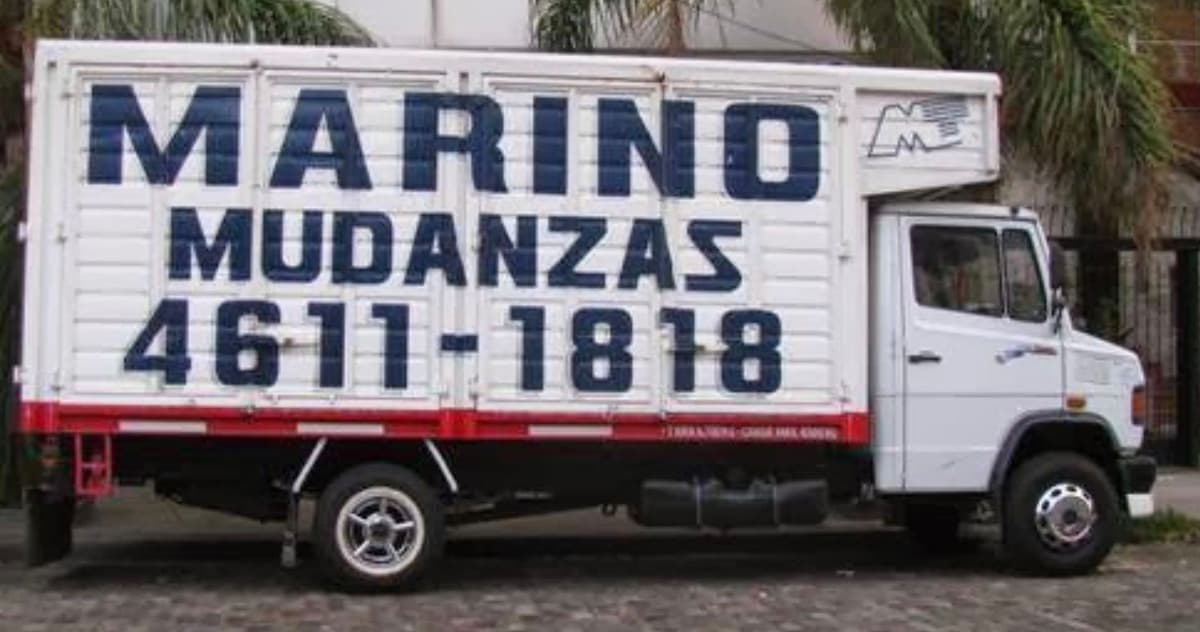 Operarios cargando muebles en camión de mudanzas - Marino Mudanzas